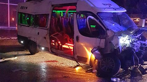 E­s­k­i­ş­e­h­i­r­­d­e­ ­m­i­n­i­b­ü­s­ ­i­l­e­ ­i­t­f­a­i­y­e­ ­a­r­a­c­ı­ ­ç­a­r­p­ı­ş­t­ı­:­ ­1­ ­ö­l­ü­,­ ­1­1­ ­y­a­r­a­l­ı­